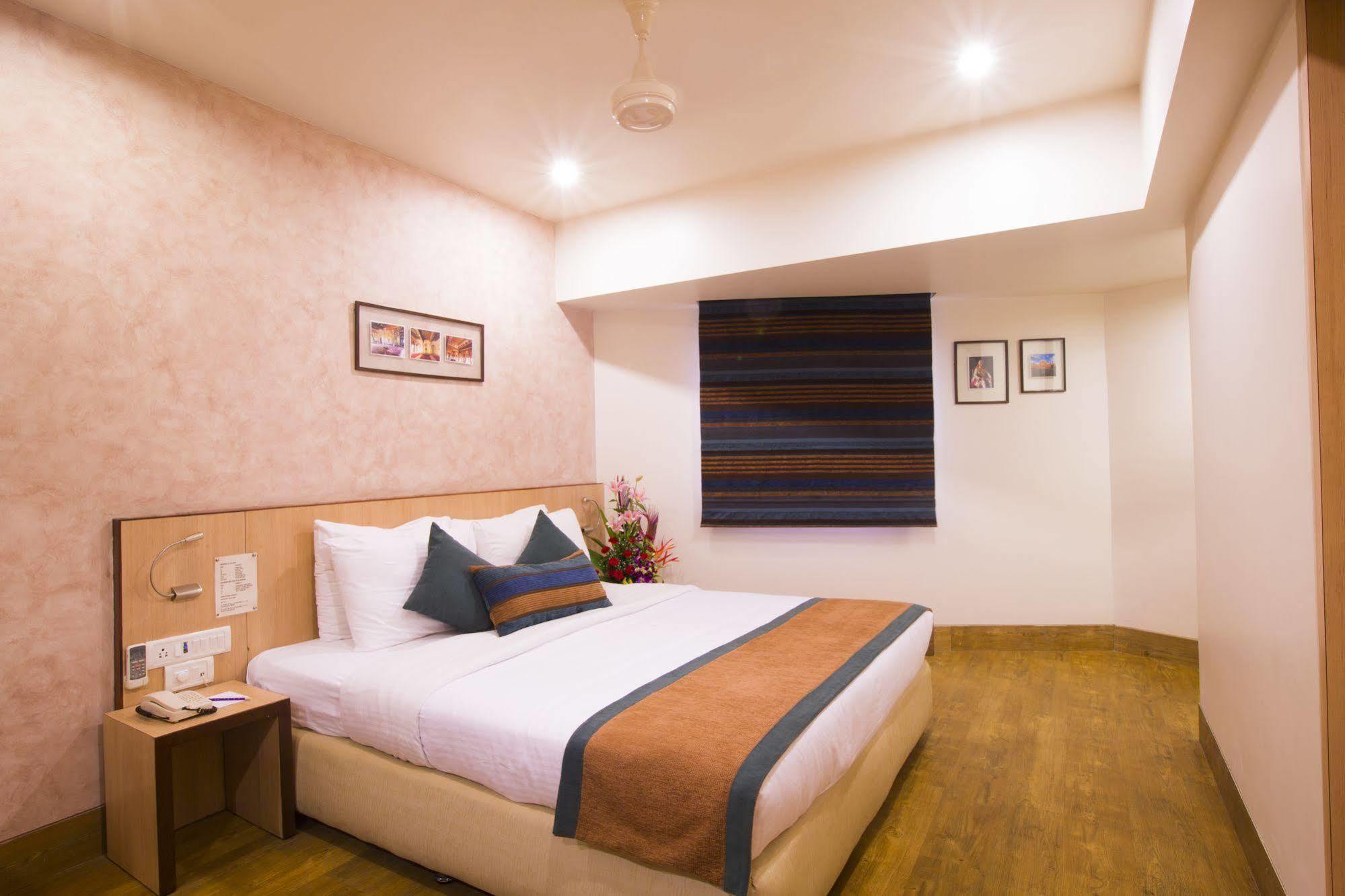 T24 Retro Hotel Mumbai Exterior foto